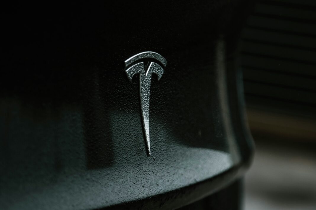 A Tesla anunciou o recall de aproximadamente 376.241 veículos nos Estados Unidos devido a uma falha no sistema de direção assistida que pode exigir maior esforço do motorista ao manobrar em baixas velocidades, aumentando o risco de colisões (Foto: Unsplash)