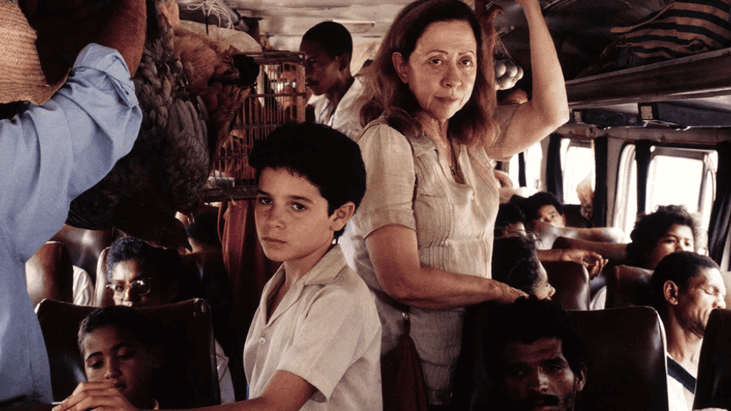 Dirigido por Walter Salles, o longa acompanha Dora (Fernanda Montenegro), uma ex-professora que escreve cartas para analfabetos na estação Central do Brasil (Foto: X)