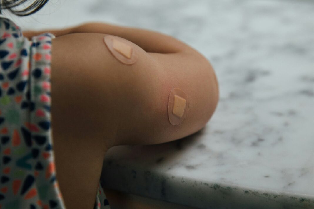 A atualização da carteira de vacinação é um dos principais cuidados recomendados por especialistas (Foto: Unsplash)