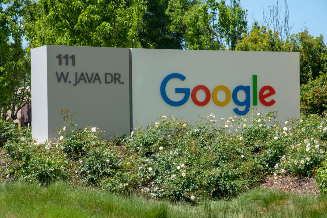 A empresa de tecnologia educacional Chegg entrou com uma ação judicial contra a Alphabet, controladora do Google, nos Estados Unidos, alegando que a ferramenta de inteligência artificial da gigante de buscas está prejudicando sua operação (Foto: Unsplash)