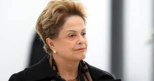 A ex-presidente Dilma Rousseff foi hospitalizada em Xangai, na China, após ser diagnosticada com neurite vestibular, uma inflamação que compromete o equilíbrio (Foto: X)