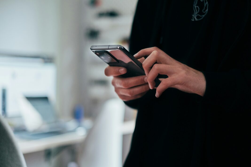 A boa notícia é que existem formas de controlar essa dependência e recuperar o equilíbrio digital (Foto: Unsplash)