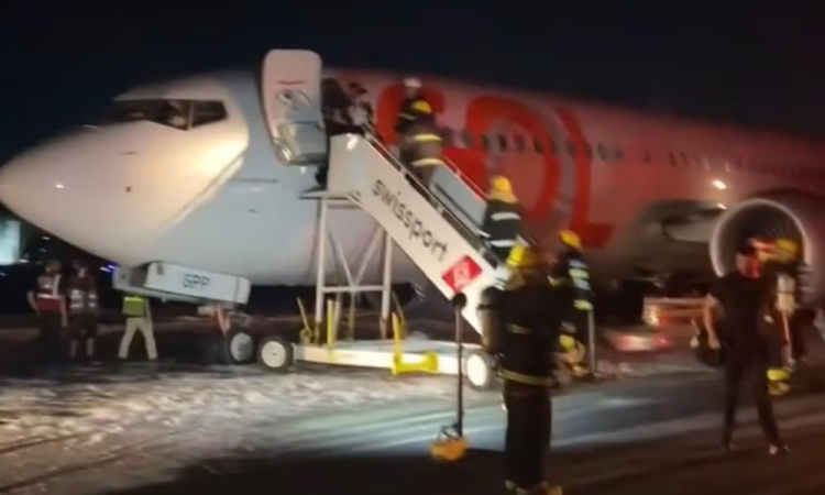 Um avião da Gol com destino a Fortaleza se envolveu em um incidente na noite desta terça-feira (11) ao colidir com um veículo de manutenção na pista do Aeroporto Internacional Tom Jobim (Galeão), no Rio de Janeiro (Foto: X)