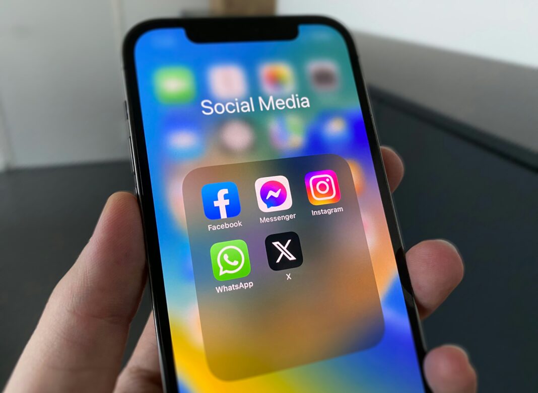 Desde que Elon Musk assumiu o controle do X (antigo Twitter), em outubro de 2022, a rede social tem enfrentado um aumento preocupante no discurso de ódio (Foto: Unsplash)