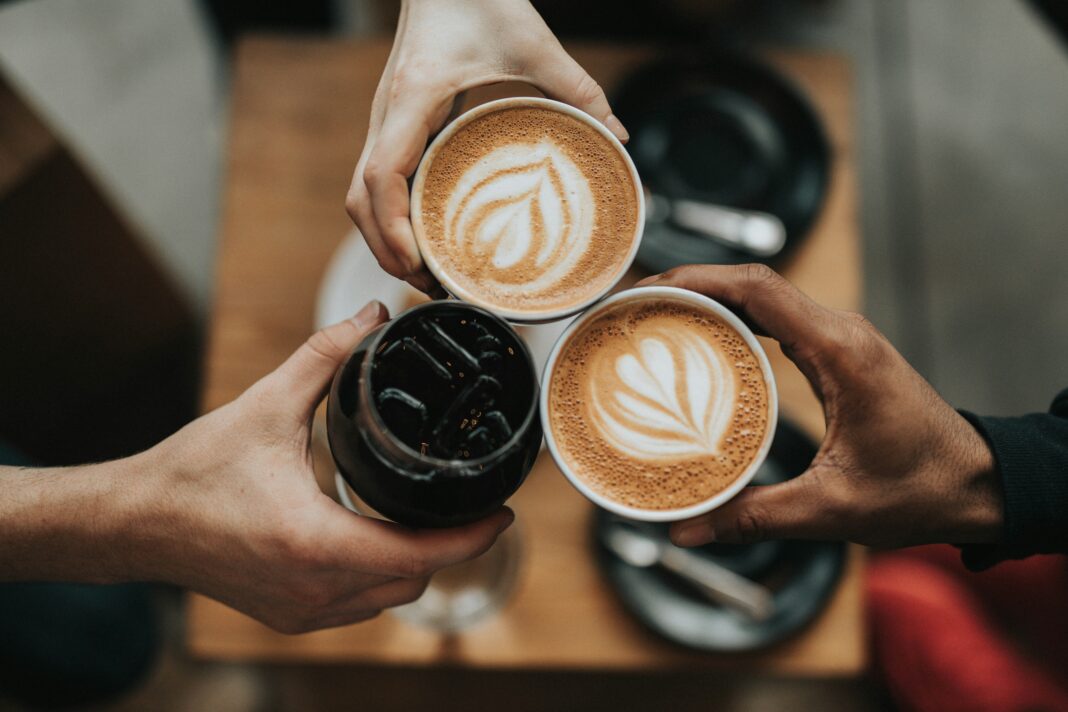 Um estudo realizado pelo Peking Union Medical College, na China, trouxe novas perspectivas sobre a relação entre o consumo de café e a saúde do coração (Foto: Unsplash)