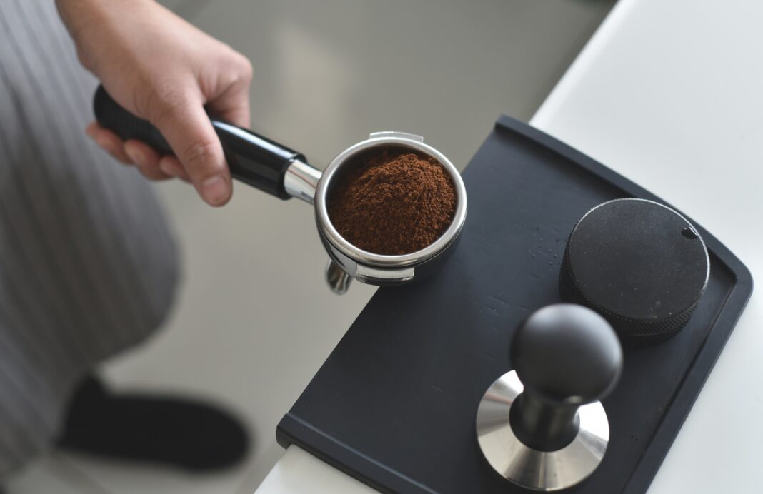 O café solúvel, que registrou um reajuste menor de 17% no mesmo período, apresenta-se como uma opção viável, podendo custar até 40% menos que o café tradicional (Foto: Unsplash)