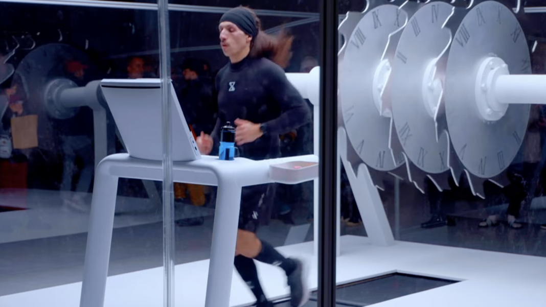O rapper francês Rilès Kacimi, conhecido artisticamente como Rilès, levou sua dedicação ao extremo ao correr por 24 horas ininterruptas em uma esteira (Foto: X)