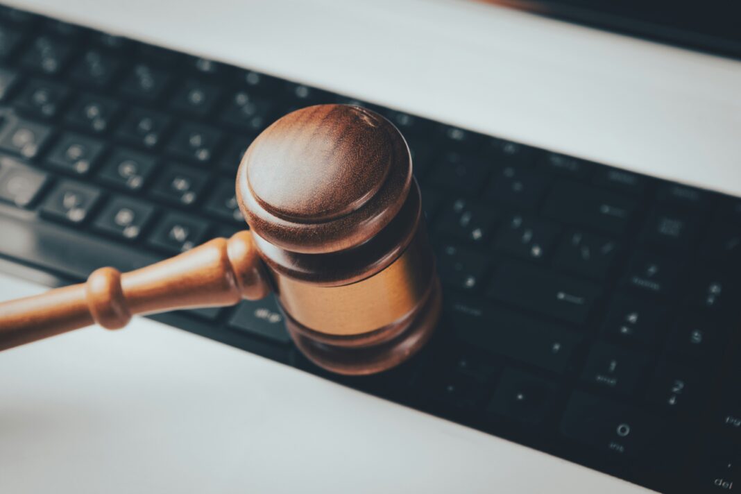Aprovada em 2010 após intensa mobilização popular, a Lei da Ficha Limpa estabeleceu critérios mais rígidos para a elegibilidade de candidatos a cargos públicos no Brasil (Foto: Unsplash)