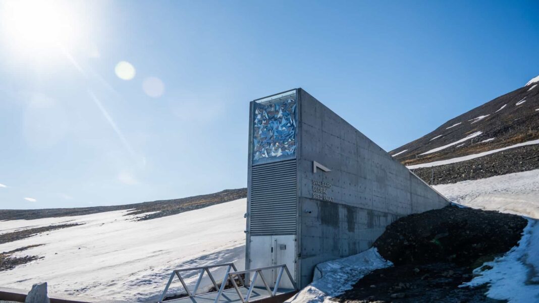 Localizado no arquipélago de Svalbard, no Círculo Polar Ártico, o Svalbard Global Seed Vault foi projetado para armazenar sementes de diversas partes do mundo, protegendo a biodiversidade contra desastres naturais, conflitos e mudanças climáticas (Foto: X)
