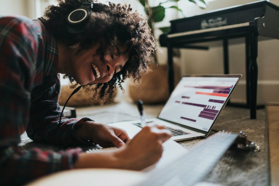 Desde os primeiros momentos da vida, ainda no útero, os sons nos envolvem e moldam nossa percepção do mundo (Foto: Unsplash)