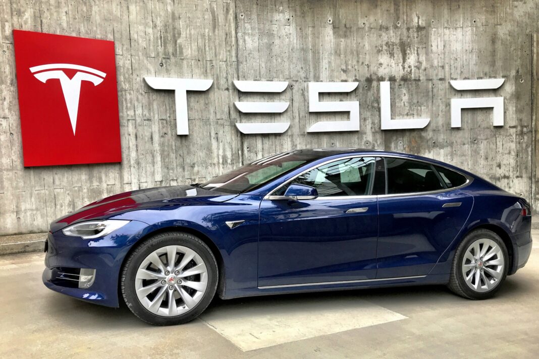 Elon Musk afirmou que 2025 será um marco na trajetória da Tesla, com investimentos em inteligência artificial para impulsionar veículos autônomos e robôs humanóides (Foto: Unsplash)