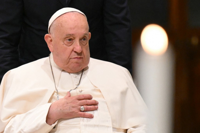 Após mais de um mês sob cuidados médicos intensivos, o papa Francisco deixou neste domingo (23) o Hospital Gemelli, em Roma, onde esteve internado por 38 dias em razão de uma pneumonia bilateral (Foto: X)
