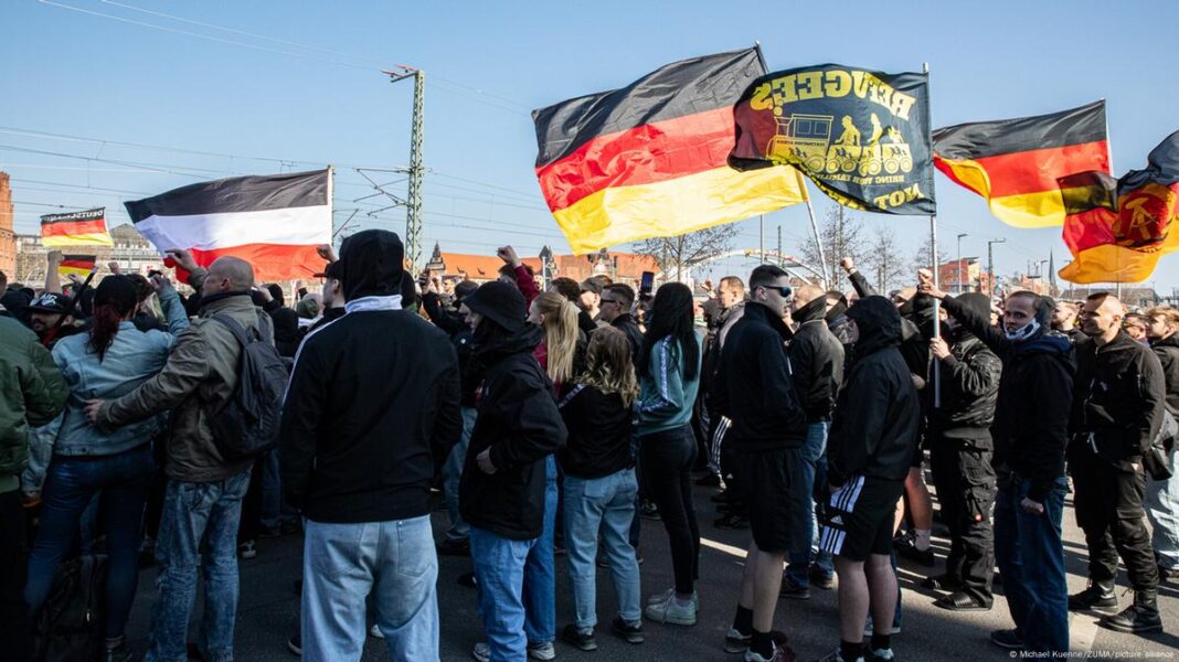 O que começou como uma tentativa de marcha organizada por extremistas de direita acabou em confrontos generalizados, bloqueios e dezenas de prisões neste sábado (22) em Berlim (Foto: X)