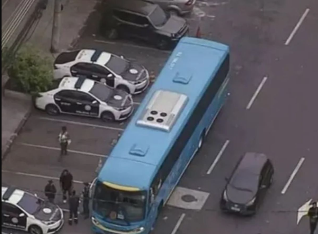 Um ônibus da linha 378 foi alvo de criminosos na manhã desta sexta-feira (14) na Avenida Brasil, uma das principais vias do Rio de Janeiro (Foto: X)
