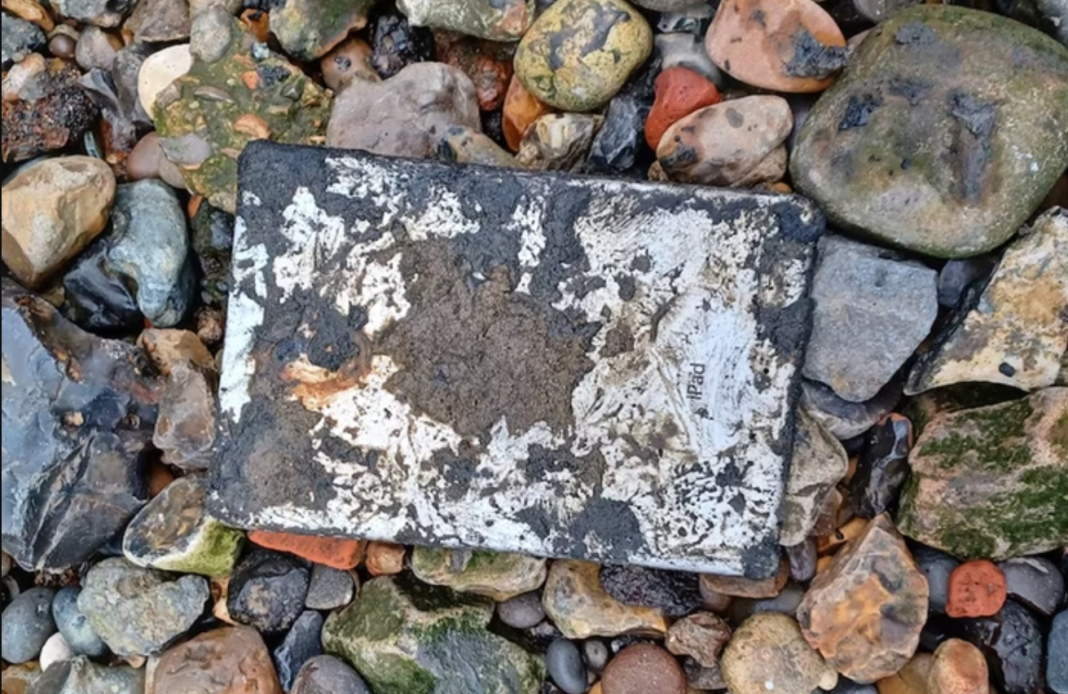 Um tablet coberto de lama encontrado no rio Tâmisa, em Londres, tornou-se peça-chave na resolução de um caso de tentativa de assassinato ocorrido em 2019 (Foto: X)