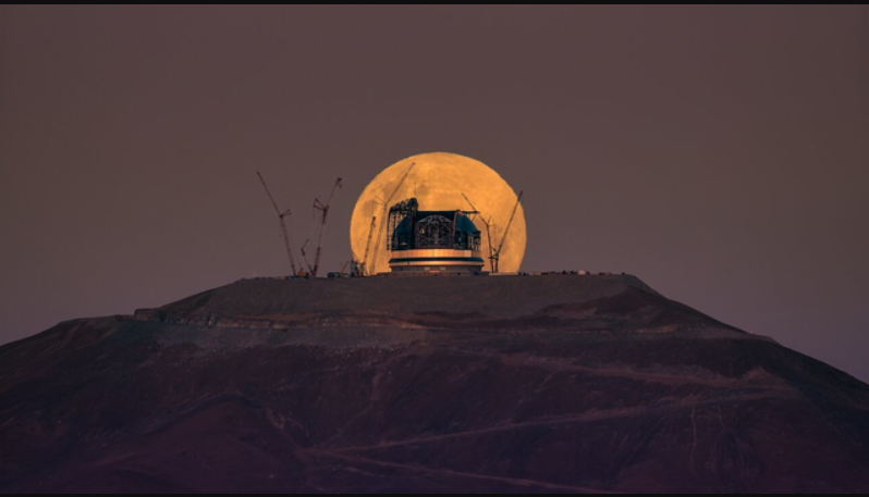 Um dos maiores projetos astronômicos da atualidade, o Extremely Large Telescope (ELT), promete transformar a busca por sinais de vida em exoplanetas (Foto: X)