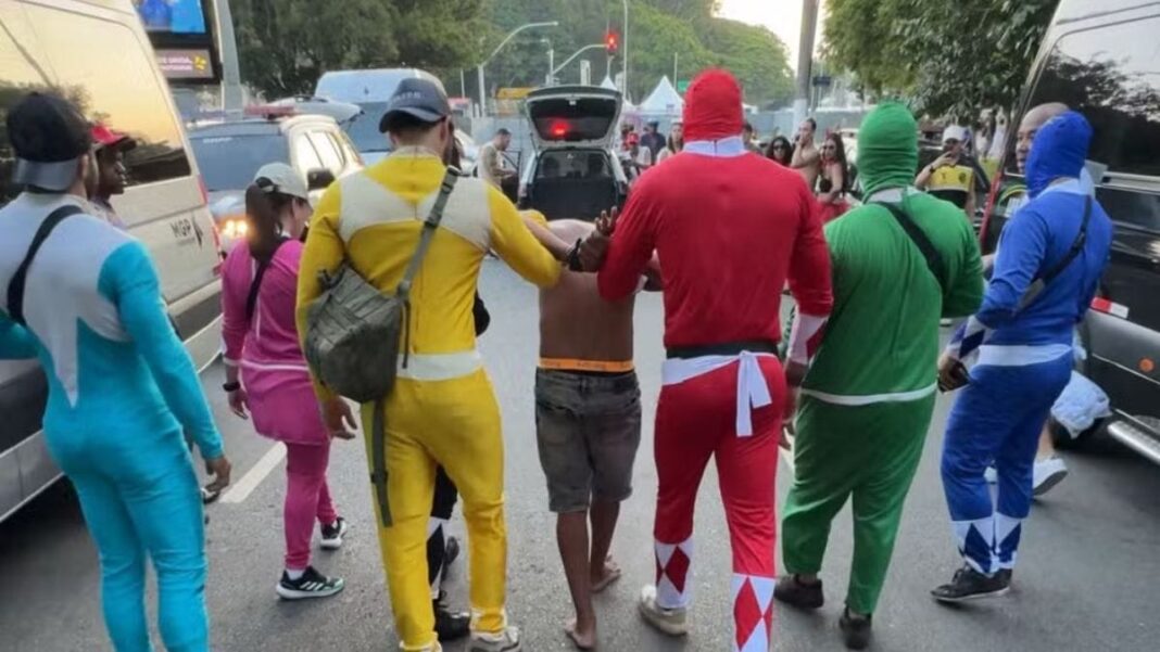 Policiais civis disfarçados de “Power Rangers” prenderam um suspeito de furtar celulares durante um bloco de Carnaval em São Paulo, no último sábado (1º) (Foto: X)