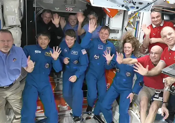 Após mais de 20 horas de viagem, a missão Crew-10 chegou à Estação Espacial Internacional (ISS) no domingo (16), marcando o início de uma nova fase de pesquisas e atividades em órbita (Foto: X)