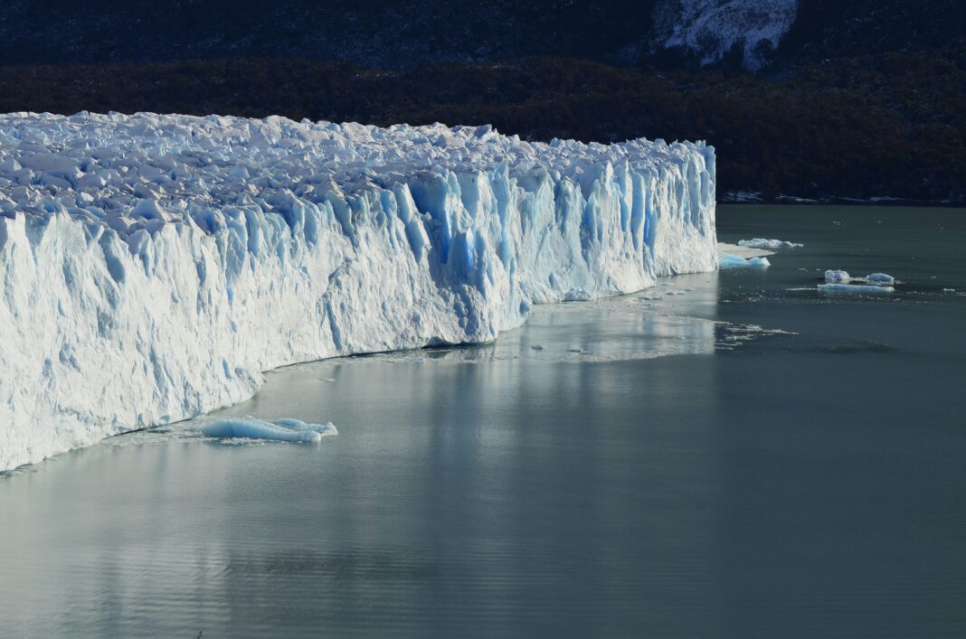 A cobertura de gelo marinho atingiu níveis alarmantes em fevereiro, registrando a menor extensão já observada para o mês, de acordo com dados do Serviço de Mudanças Climáticas Copernicus, da União Europeia (Foto: Unsplash)