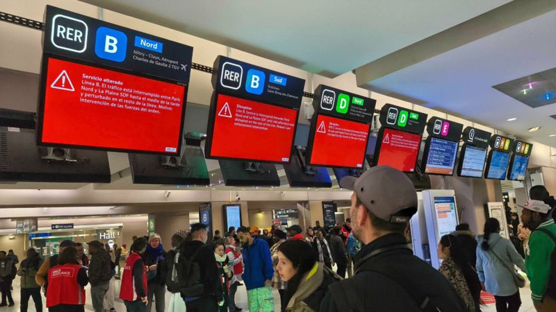 Uma bomba não detonada da Segunda Guerra Mundial foi encontrada durante obras próximas à Gare du Nord, uma das estações ferroviárias mais movimentadas da Europa (Foto: X)