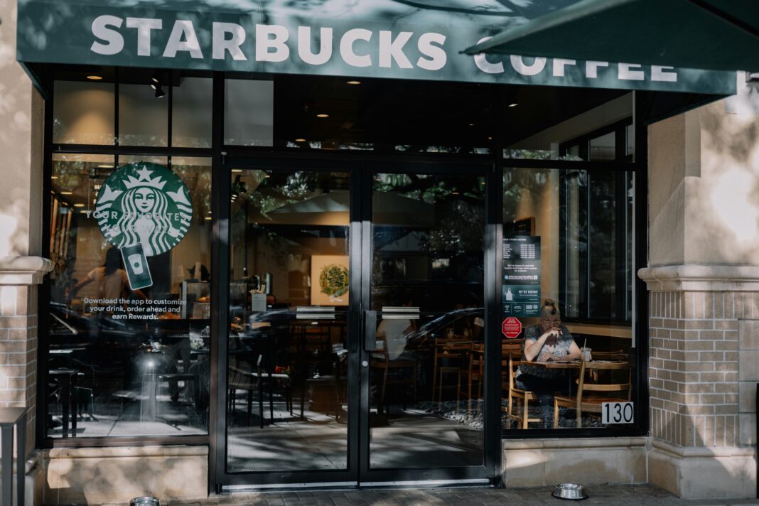 Um simples pedido de chá em uma cafeteria terminou em um drama físico e judicial que culminou em uma das maiores indenizações já vistas nos Estados Unidos (Foto: Unsplash)