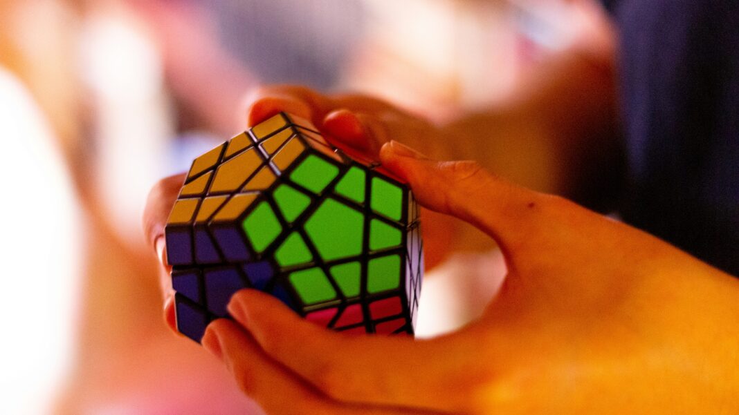 Pesquisas recentes vêm chamando atenção para um fenômeno que preocupa educadores, cientistas e profissionais da saúde: a possível queda no desempenho cognitivo das novas gerações (Foto: Unsplash)