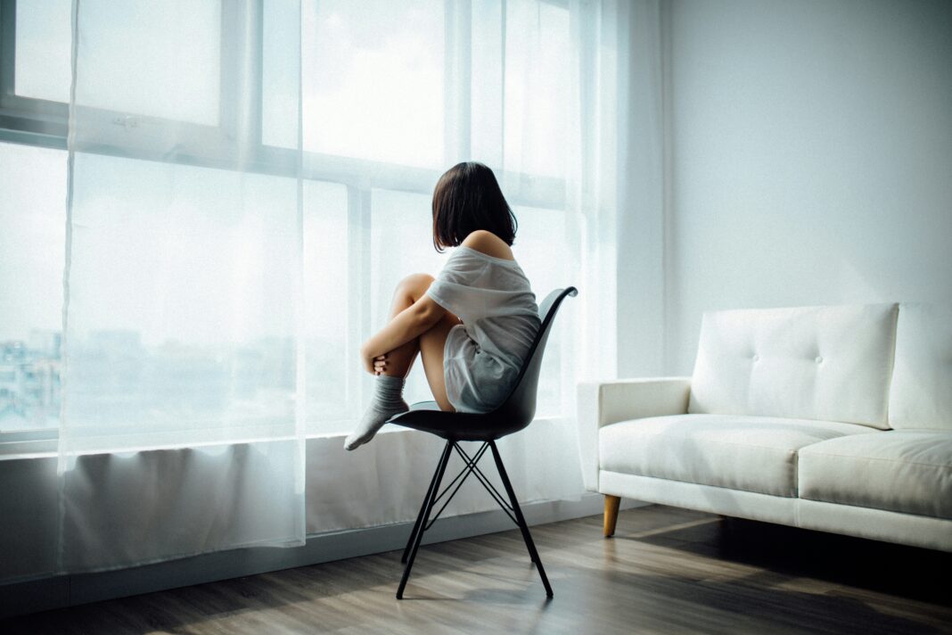 Uma pesquisa recente indica que a saudade, embora seja frequentemente associada a emoções melancólicas, pode desempenhar um papel positivo na redução de sintomas depressivos (Foto: Unsplash)