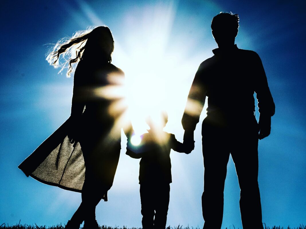 Um desabafo anônimo publicado no Reddit gerou polêmica ao revelar que um casal está considerando colocar a filha de oito anos, diagnosticada com transtorno do espectro autista, para adoção (Foto: Unsplash)