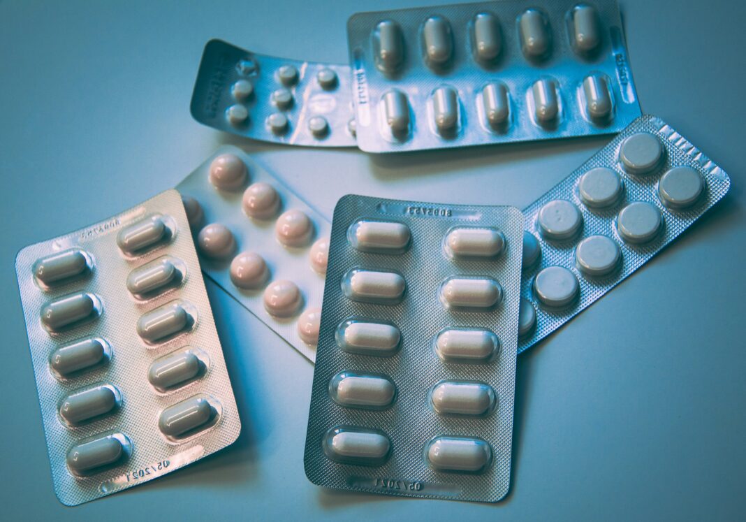 Os preços dos medicamentos no Brasil passam por um novo reajuste a partir desta segunda-feira (31), conforme determinação da Câmara de Regulação do Mercado de Medicamentos (CMED), vinculada à Agência Nacional de Vigilância Sanitária (Anvisa). (Foto: Unsplash)