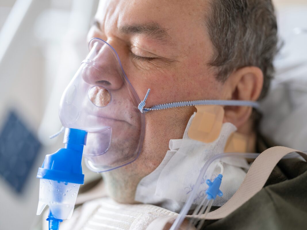 Os casos de síndromes respiratórias graves (SRAG) seguem em alta no Brasil, atingindo especialmente crianças e idosos (Foto: Unsplash)