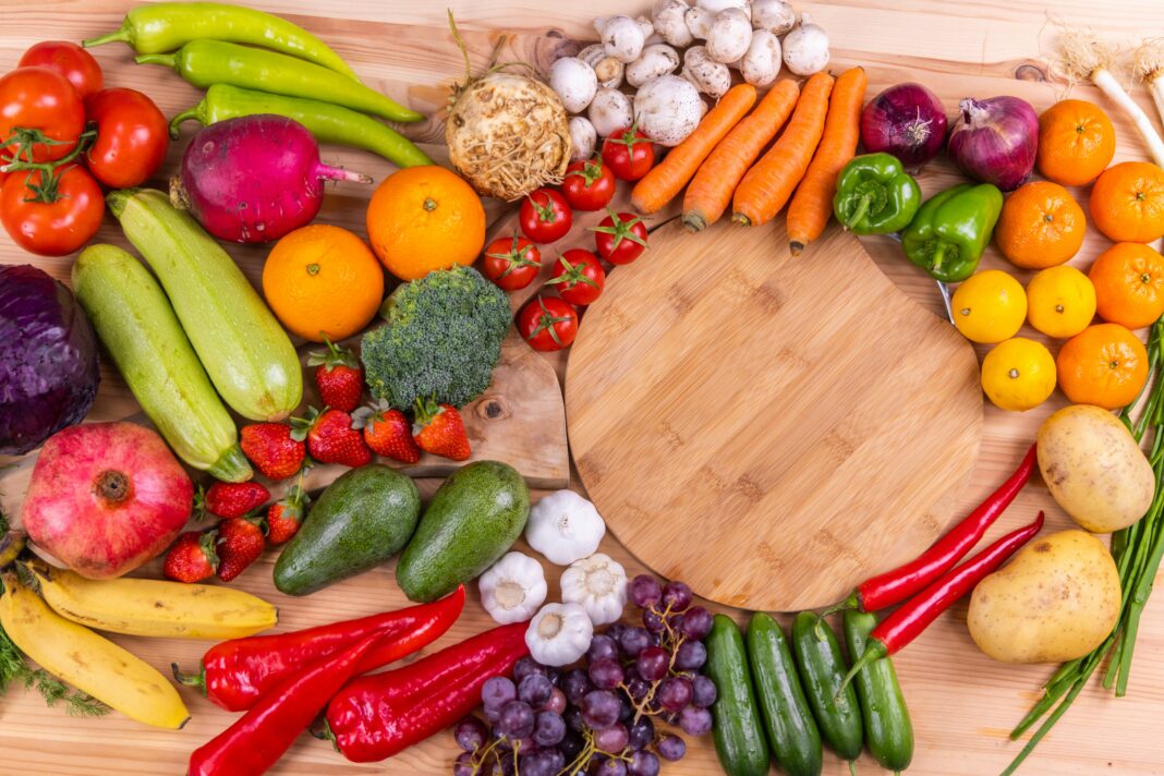 O consumo de frutas e verduras está em queda no Brasil, e especialistas alertam para os impactos na saúde da população (Foto: Unsplash)