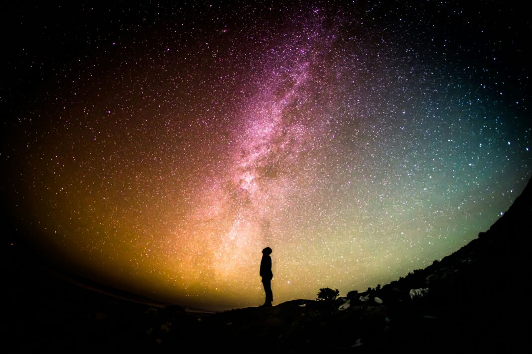 Cientistas da Universidade Estadual de Michigan, nos Estados Unidos, fizeram uma descoberta que pode redefinir a compreensão sobre a formação do trihidrogênio (H3+), uma molécula essencial na criação de estrelas e na evolução química do Universo primitivo (Foto: Unsplash)