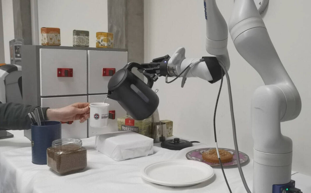 Cientistas da Universidade de Edimburgo apresentaram um robô capaz de preparar café de forma independente, utilizando inteligência artificial avançada para se adaptar a diferentes cenários (Foto: X)