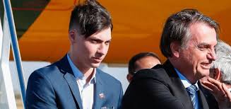 Jair Renan Bolsonaro, filho do ex-presidente Jair Bolsonaro, formalizou um acordo com o banco Santander para regularizar uma dívida que ultrapassava R$ 400 mil (Foto: X)