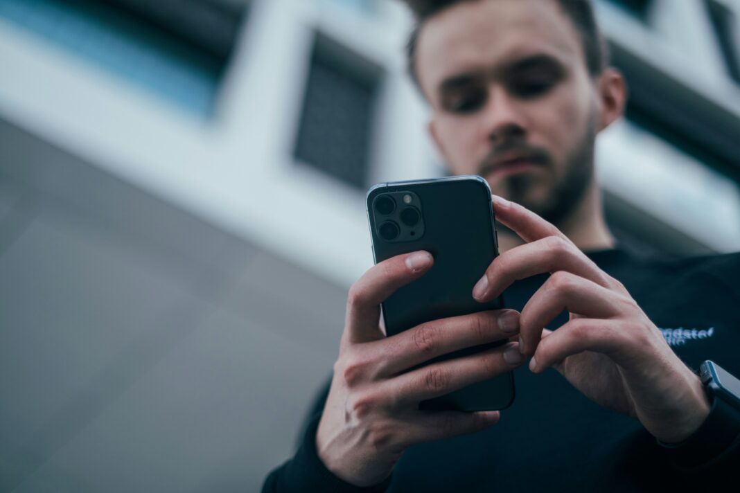 Um estudo publicado na revista científica Jama Network Open aponta que o tempo prolongado em telas digitais pode estar relacionado ao aumento dos casos de miopia entre crianças e adolescentes (Foto: Unsplash)
