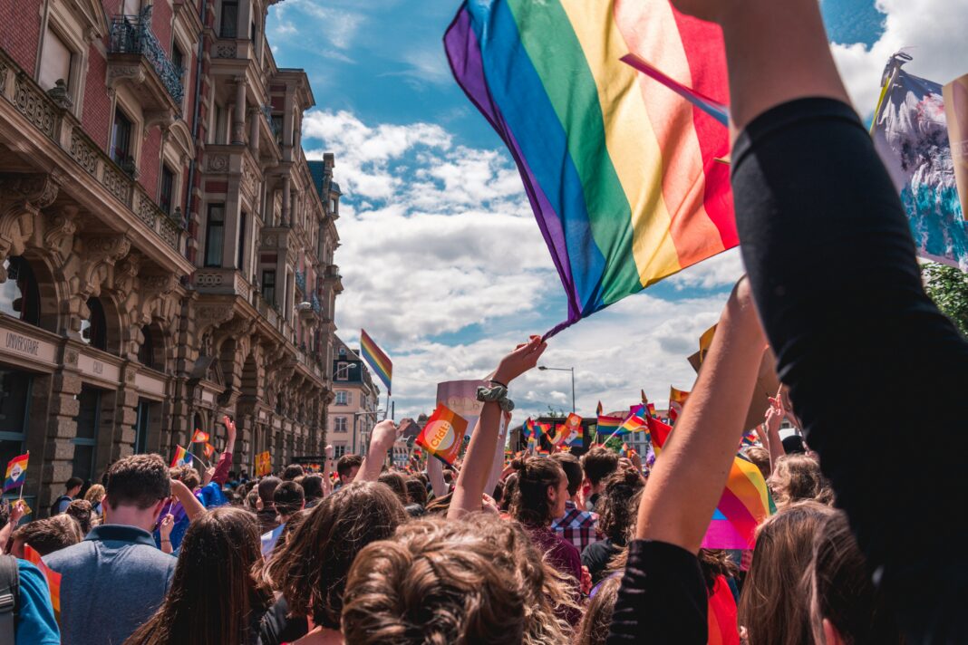 O Parlamento da Hungria aprovou uma nova legislação que proíbe eventos como a Parada do Orgulho LGBTQ+ e autoriza o uso de reconhecimento facial para identificar participantes de manifestações do tipo (Foto: Unsplash)