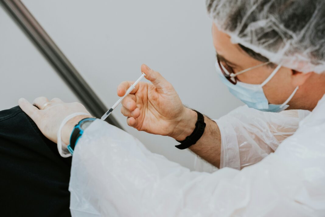 Escolas, universidades e outros espaços de grande circulação serão utilizados para facilitar o acesso à imunização (Foto: Unsplash)