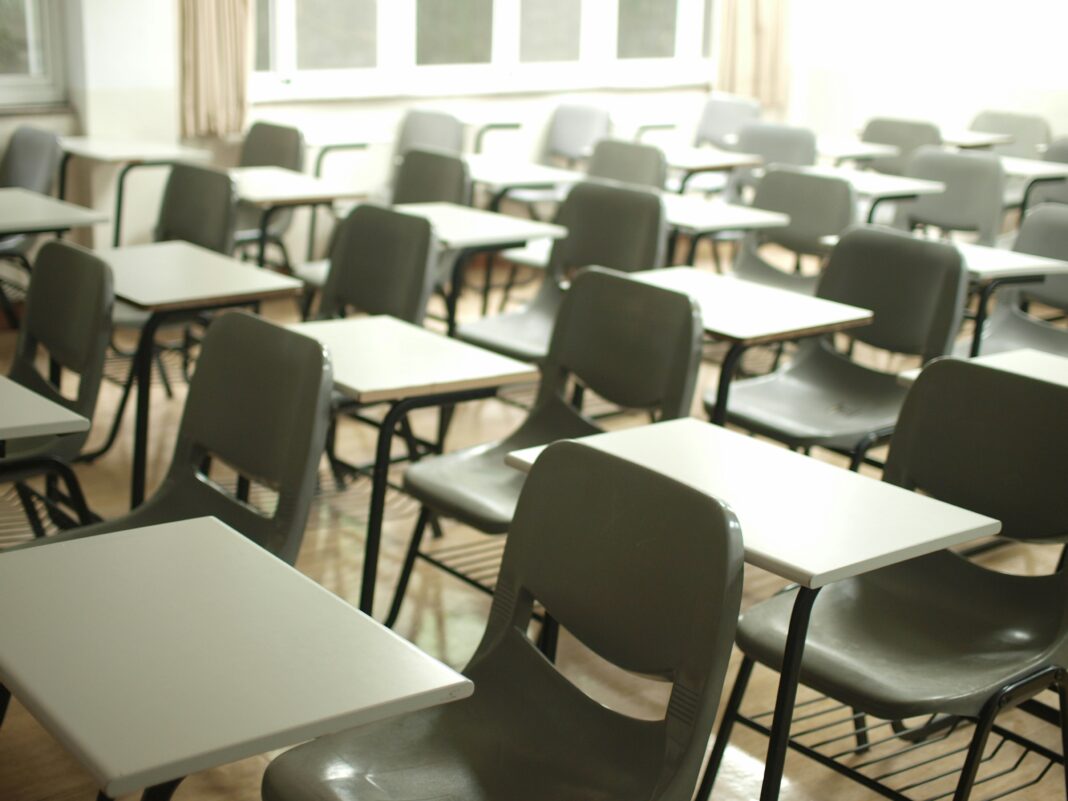 O barulho da urina chamando a atenção, somado ao fato de que a mesa do professor não possuía proteção na parte frontal, fez com que os estudantes testemunhassem toda a cena (Foto: X)