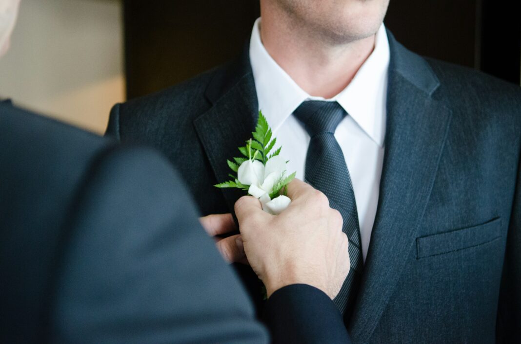 A poucos dias do casamento, o britânico Ashley Robinson, de 35 anos, começou a sentir que algo não estava certo em seu corpo (Foto: Unsplash)