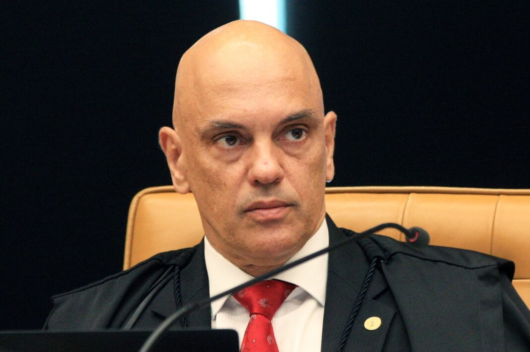 O ministro Alexandre de Moraes saiu em defesa do uso de vídeos durante o julgamento que tornou o ex-presidente Jair Bolsonaro e aliados réus por tentativa de golpe (Foto: X)