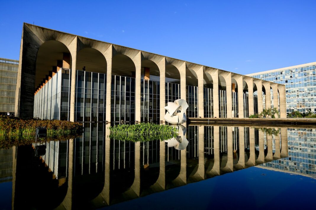 Uma correspondência inusitada envolvendo diplomatas do Itamaraty gerou repercussão e resultou em uma investigação da Polícia Federal (Foto: X)