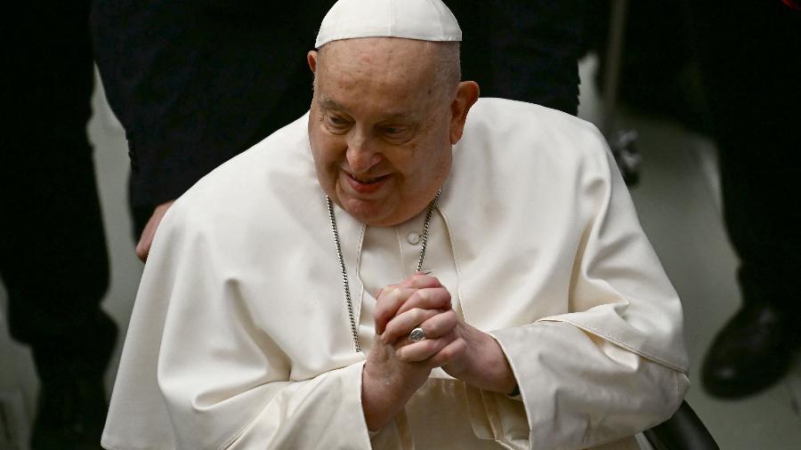 O cirurgião Sergio Alfieri, responsável pelo tratamento do Papa Francisco, revelou em entrevista ao jornal italiano Corriere della Sera que a saúde do pontífice esteve em risco em dois momentos durante sua recente internação (Foto: X)