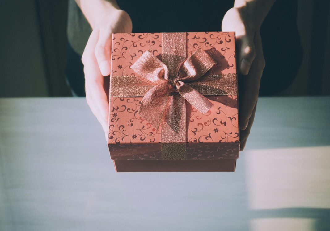 A maioria das grandes marcas oferece cupons promocionais em seus próprios sites, especialmente em datas comemorativas. (Foto: Pexels)