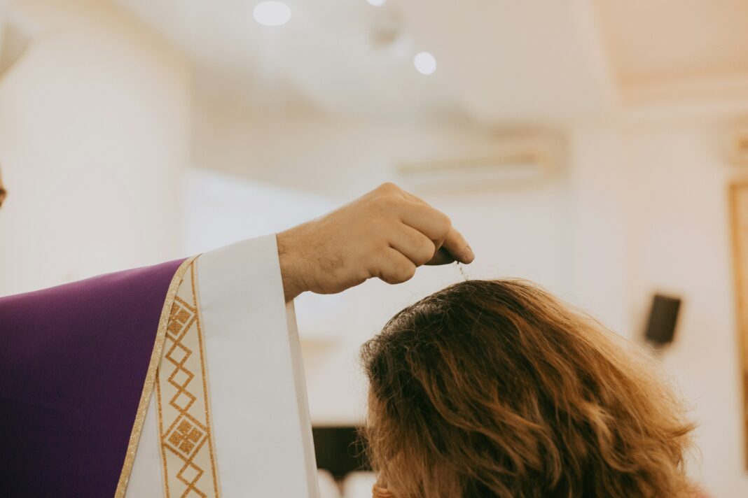 A Quarta-Feira de Cinzas dá início à Quaresma, período de 40 dias que antecede a Páscoa e convida os fiéis à reflexão, ao jejum e à oração (Foto: Unsplash)