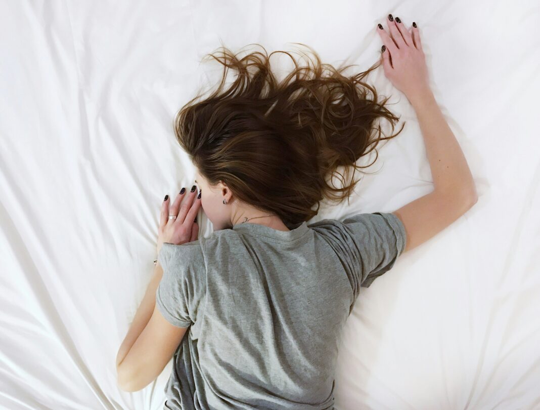 Um estudo conduzido no Brasil revelou que dormir menos de sete horas ou ultrapassar esse tempo pode afetar funções cognitivas essenciais, como memória, raciocínio e fluência verbal – impactos que podem se agravar com o envelhecimento (Foto: Unsplash)