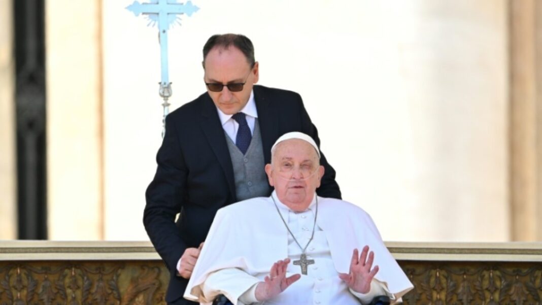 Dois domingos após deixar o hospital, o papa Francisco voltou a fazer uma aparição pública neste domingo (6) e emocionou milhares de fiéis reunidos na Praça de São Pedro, no Vaticano (Foto: X)