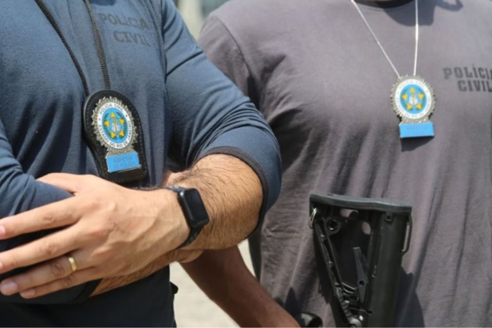 Uma megaoperação deflagrada nesta quinta-feira (10) pela Polícia Civil do Rio de Janeiro colocou em xeque um sofisticado sistema de lavagem de dinheiro operado por facções criminosas (Foto: X)