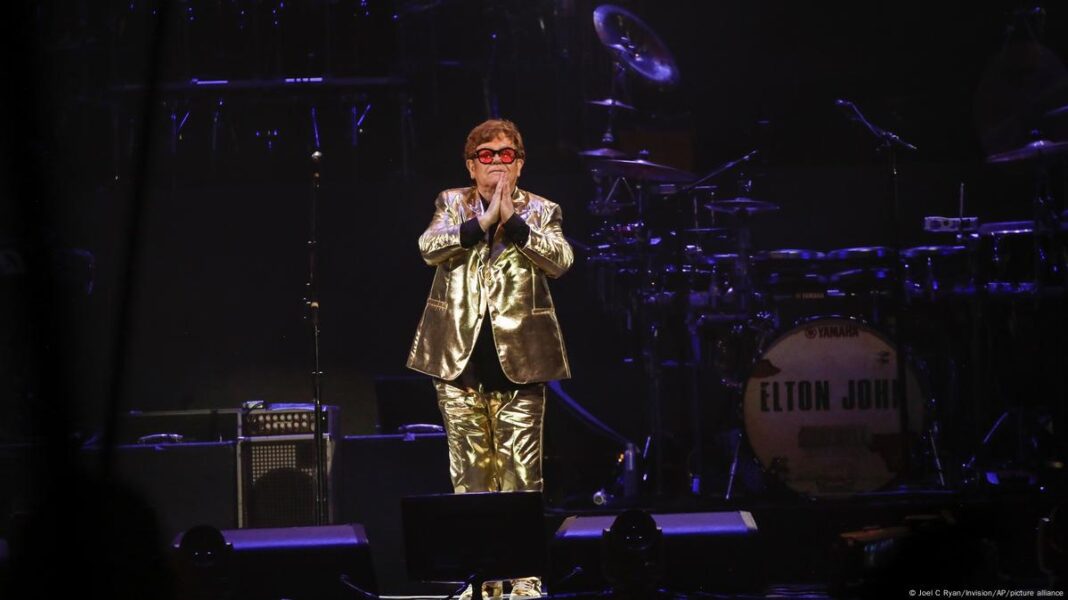 O governo russo anunciou a proibição da Elton John Aids Foundation (EJAF), organização criada pelo cantor britânico para financiar programas de combate ao HIV (Foto: X)