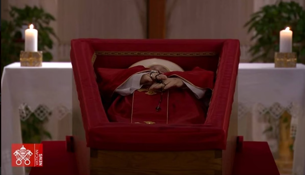 O Vaticano tornou públicas, na manhã desta terça-feira (22), as primeiras imagens do Papa Francisco após sua morte (Foto: X)