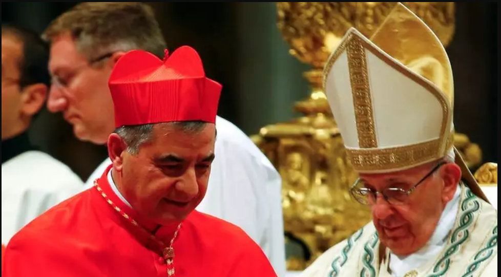 Mesmo após ter sido condenado por corrupção no Vaticano, o cardeal italiano Giovanni Angelo Becciu voltou a declarar que pretende estar presente no próximo conclave, cerimônia que define o sucessor do papa (Foto: X)